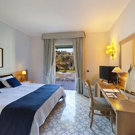 Отель Grand Vesuvio