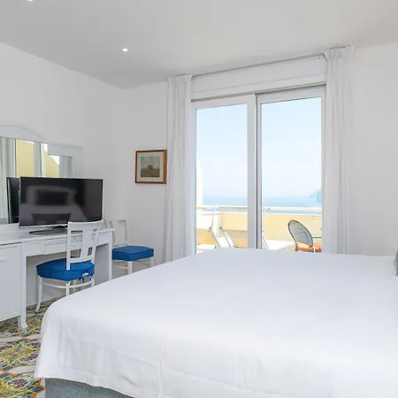 Отель Grand Vesuvio 4*